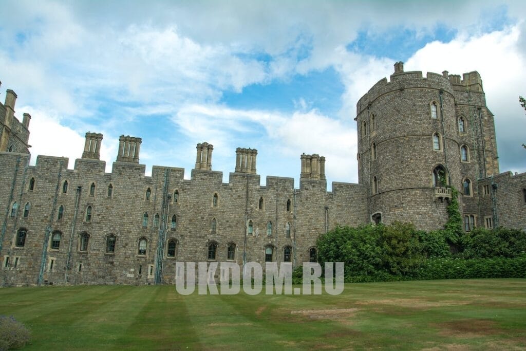 Эта полудневная экскурсия в замок Уиндзор позволит вам насладиться его великолепием и историческим значением, предоставив вам взгляд на мир королей. Забронируйте вашу незабываемую поездку уже сегодня и создайте пожизненные воспоминания о визите в замок Уиндзор!