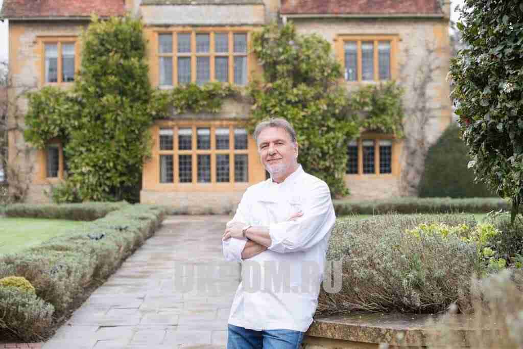 В живописном Оксфордшире ждет Вас 'Le Manoir Aux Quat’Saisons'. Это сокровище Великобритании уходит корнями в XV век. Отель Belmond окружают старинные деревья и зеленые луга. Здесь гостей ждут кулинарные шедевры.
