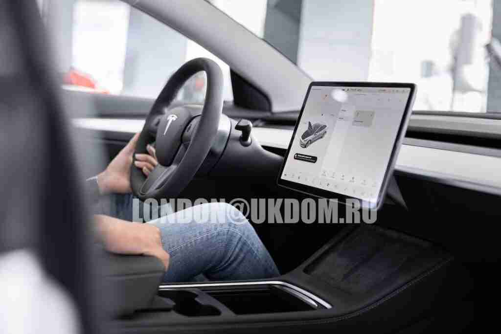 Tesla Model 3 для комфортных поездок в Лондоне, изображение элегантного электромобиля на фоне городских достопримечательностей Лондона