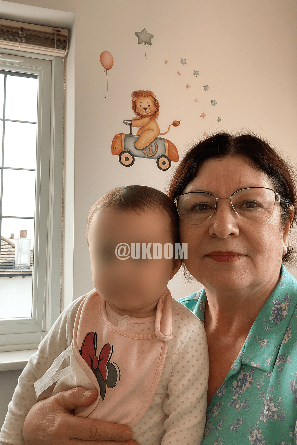 Няня Галина обнимает малыша (лицо ребёнка размыто для конфиденциальности)